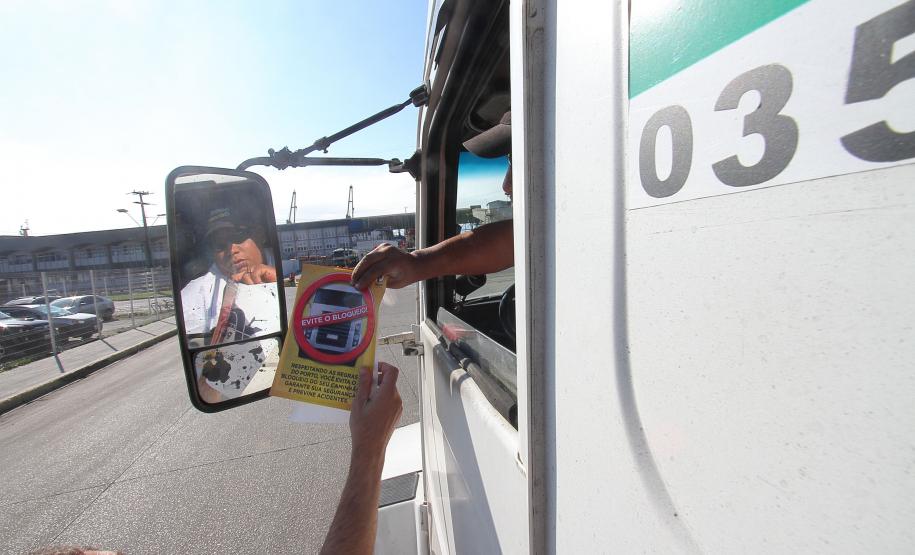 Porto de Paranaguá adere ao Maio Amarelo e promove campanha com caminhoneiros Porto de Paranaguá adere ao Maio Amarelo e promove campanha com caminhoneiros