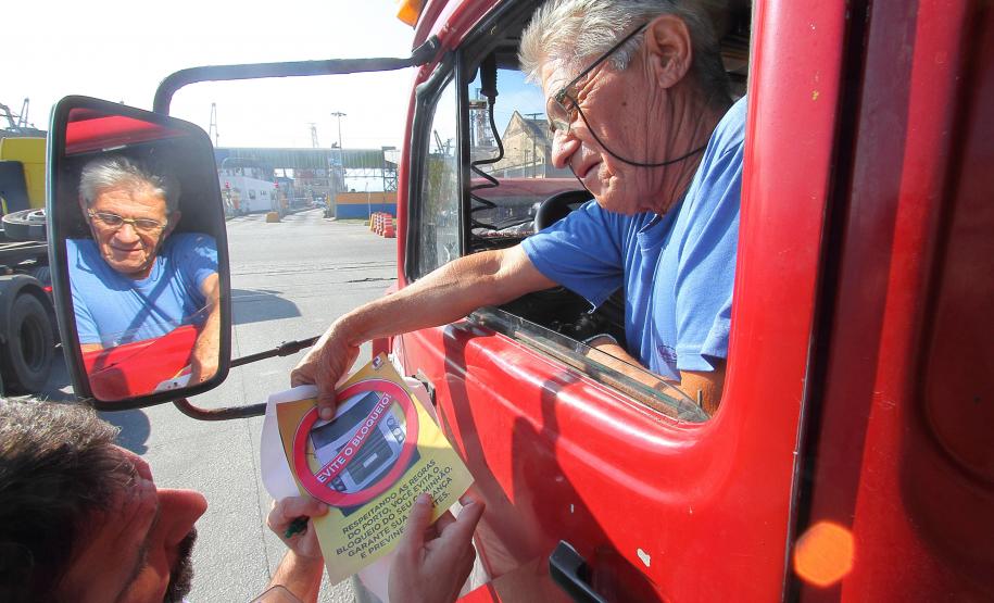 Porto de Paranaguá adere ao Maio Amarelo e promove campanha com caminhoneiros Porto de Paranaguá adere ao Maio Amarelo e promove campanha com caminhoneiros