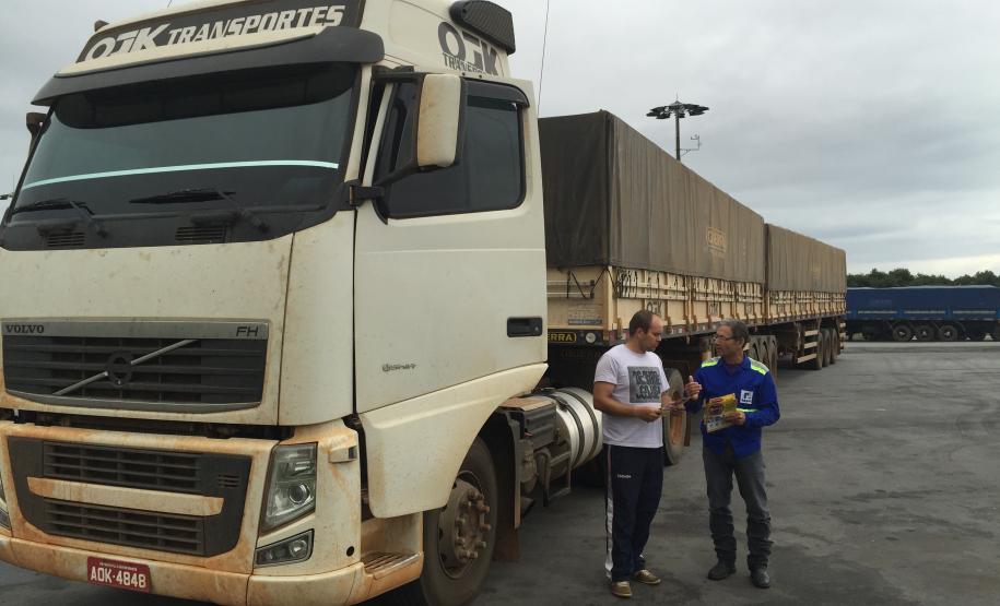 Porto de Paranaguá adere ao Maio Amarelo e promove campanha com caminhoneiros