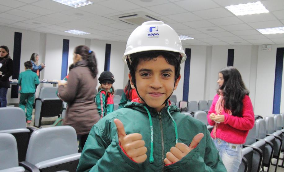 Porto Escola recebe alunos de comunidades rurais de Paranaguá Porto Escola recebe alunos de comunidades rurais de Paranaguá