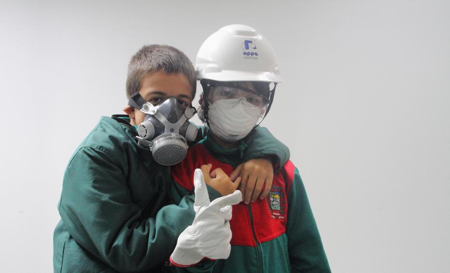 Porto Escola recebe alunos de comunidades rurais de Paranaguá Porto Escola recebe alunos de comunidades rurais de Paranaguá