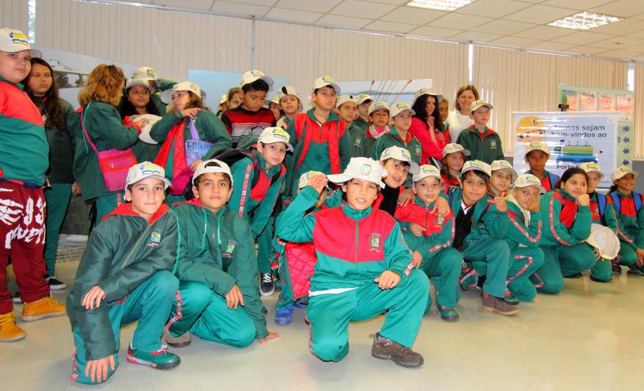 Porto Escola recebe alunos de comunidades rurais de Paranaguá Porto Escola recebe alunos de comunidades rurais de Paranaguá