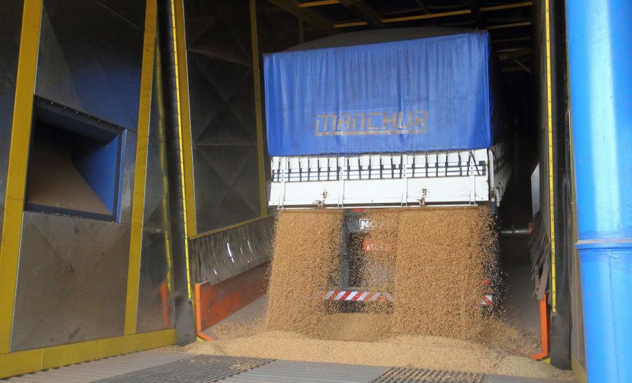 Cotriguaçu inaugura primeiro tombador de 30 metros do Brasil em Paranaguá Começou a operar em Paranaguá nesta quinta-feira (30) o primeiro tombador de grãos para caminhões com 30 metros do Brasil. A estrutura fica no terminal portuário da Cotriguaçú – que atua na exportação de grãos e farelos a granel – e permitirá o descarregamento de uma só vez de caminhões bi-trens inteiros com até nove eixos, proporcionando maior agilidade e segurança na operação.