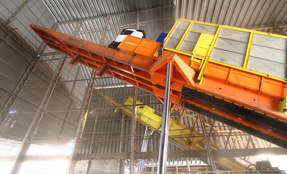 Cotriguaçu inaugura primeiro tombador de 30 metros do Brasil em Paranaguá Começou a operar em Paranaguá nesta quinta-feira (30) o primeiro tombador de grãos para caminhões com 30 metros do Brasil. A estrutura fica no terminal portuário da Cotriguaçú – que atua na exportação de grãos e farelos a granel – e permitirá o descarregamento de uma só vez de caminhões bi-trens inteiros com até nove eixos, proporcionando maior agilidade e segurança na operação.