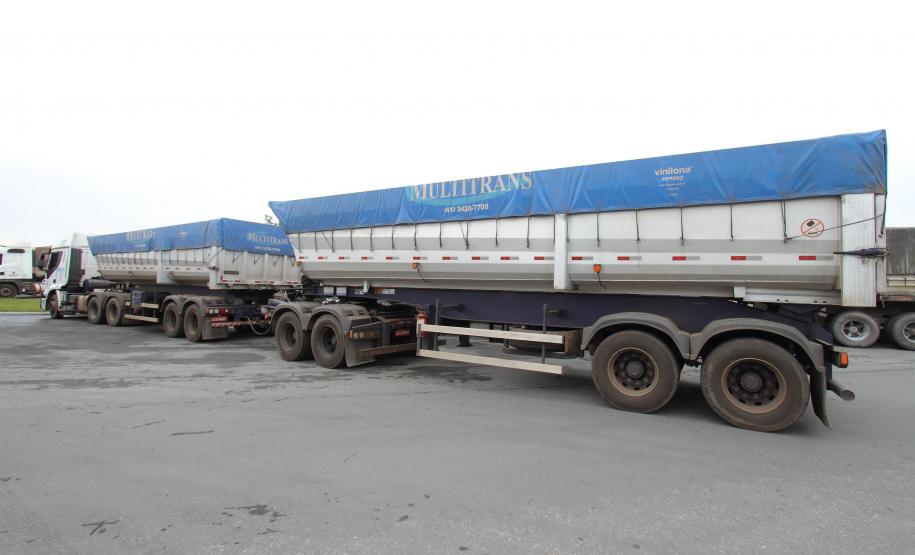 Cotriguaçu inaugura primeiro tombador de 30 metros do Brasil em Paranaguá Começou a operar em Paranaguá nesta quinta-feira (30) o primeiro tombador de grãos para caminhões com 30 metros do Brasil. A estrutura fica no terminal portuário da Cotriguaçú – que atua na exportação de grãos e farelos a granel – e permitirá o descarregamento de uma só vez de caminhões bi-trens inteiros com até nove eixos, proporcionando maior agilidade e segurança na operação.