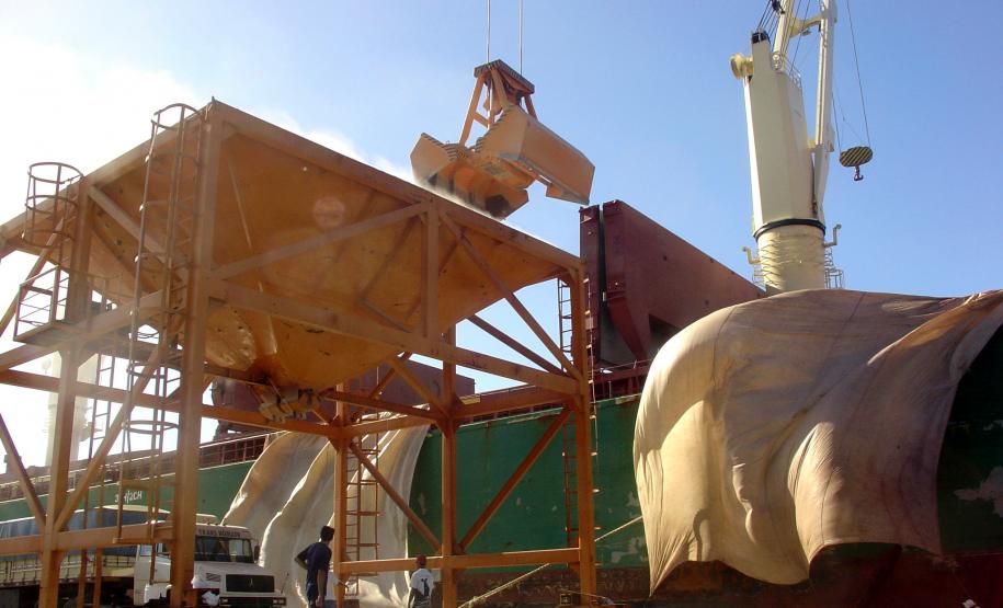 A multa sobre estadia para os importadores pelo descumprimento dos prazos de contrato – o demurrage - caiu 50% nos portos do Paraná nos últimos cinco anos. Os dados são de um estudo feito pelo Sindicato da Indústria de Adubos e Corretivos Agrícolas no Estado do Paraná (Sindiadubos).