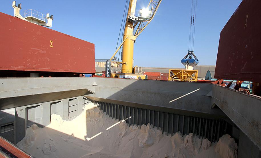 A multa sobre estadia para os importadores pelo descumprimento dos prazos de contrato – o demurrage - caiu 50% nos portos do Paraná nos últimos cinco anos. Os dados são de um estudo feito pelo Sindicato da Indústria de Adubos e Corretivos Agrícolas no Estado do Paraná (Sindiadubos).