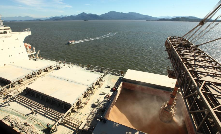 O Porto de Paranaguá bateu o quinto recorde em movimentação de cargas de 2016 ao registrar o maior volume de produtos já carregados no período de seis meses.