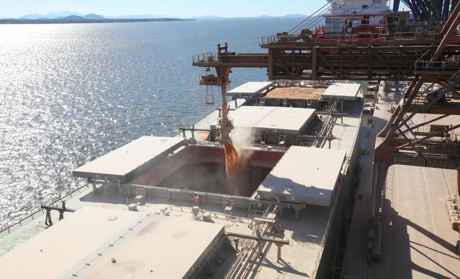 O Porto de Paranaguá bateu o quinto recorde em movimentação de cargas de 2016 ao registrar o maior volume de produtos já carregados no período de seis meses.