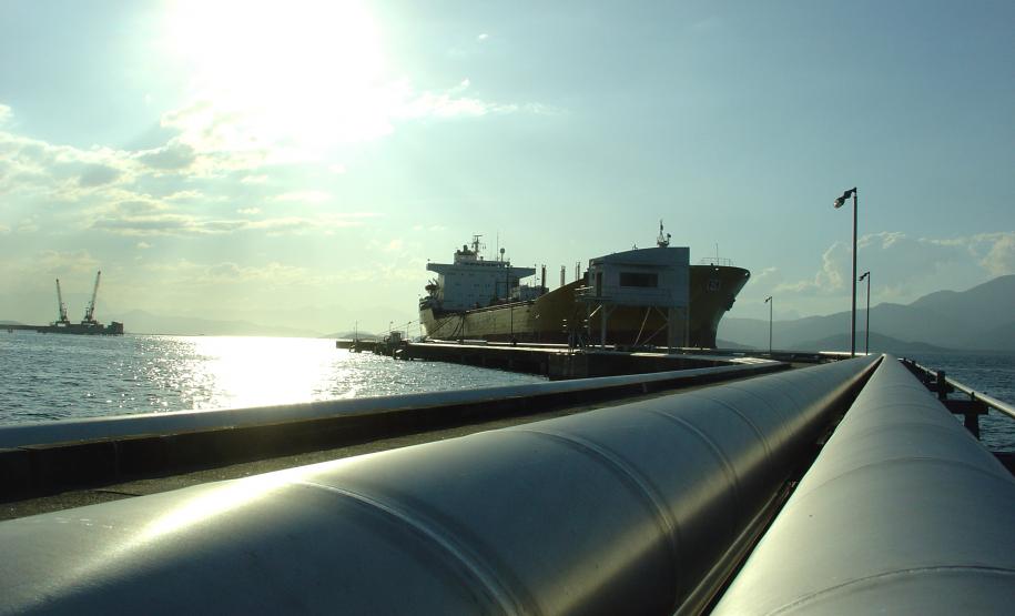 O Porto de Paranaguá bateu o quinto recorde em movimentação de cargas de 2016 ao registrar o maior volume de produtos já carregados no período de seis meses.