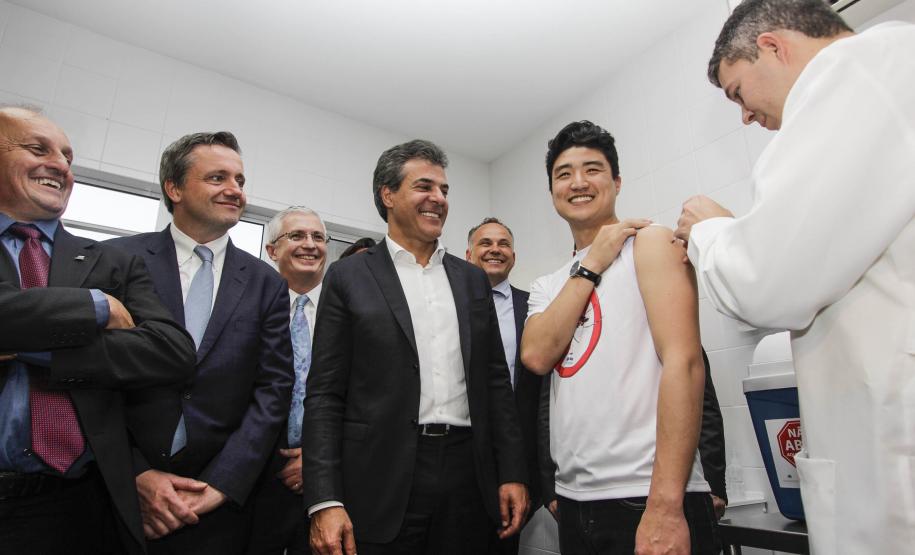 O governador Beto Richa lançou nesta terça-feira (26) a campanha de vacinação contra a dengue no Paraná e anunciou que 500 mil pessoas serão imunizadas nos 30 municípios com maior circulação viral da doença. A vacinação começa dia 13 de agosto.