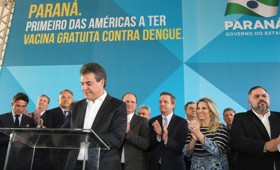 O governador Beto Richa lançou nesta terça-feira (26) a campanha de vacinação contra a dengue no Paraná e anunciou que 500 mil pessoas serão imunizadas nos 30 municípios com maior circulação viral da doença. A vacinação começa dia 13 de agosto.