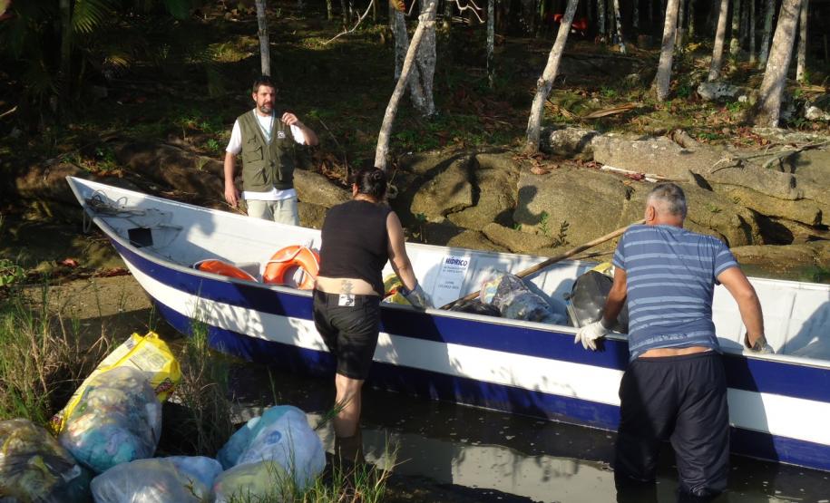 Porto instala contentores de lixo nas comunidades ilhadas da Baía de Paranaguá