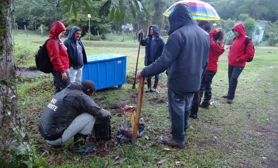 Porto instala contentores de lixo nas comunidades ilhadas da Baía de Paranaguá
