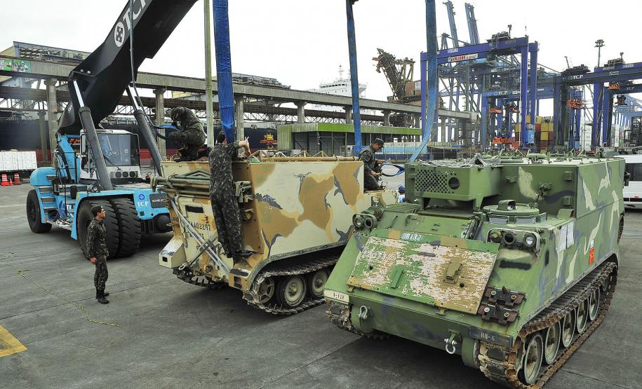 Exército Brasileiro importa 52 veículos blindados pelo Porto de Paranaguá