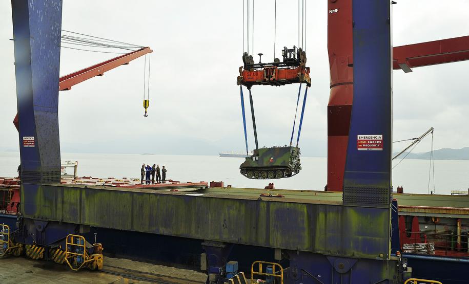 Exército Brasileiro importa 52 veículos blindados pelo Porto de Paranaguá