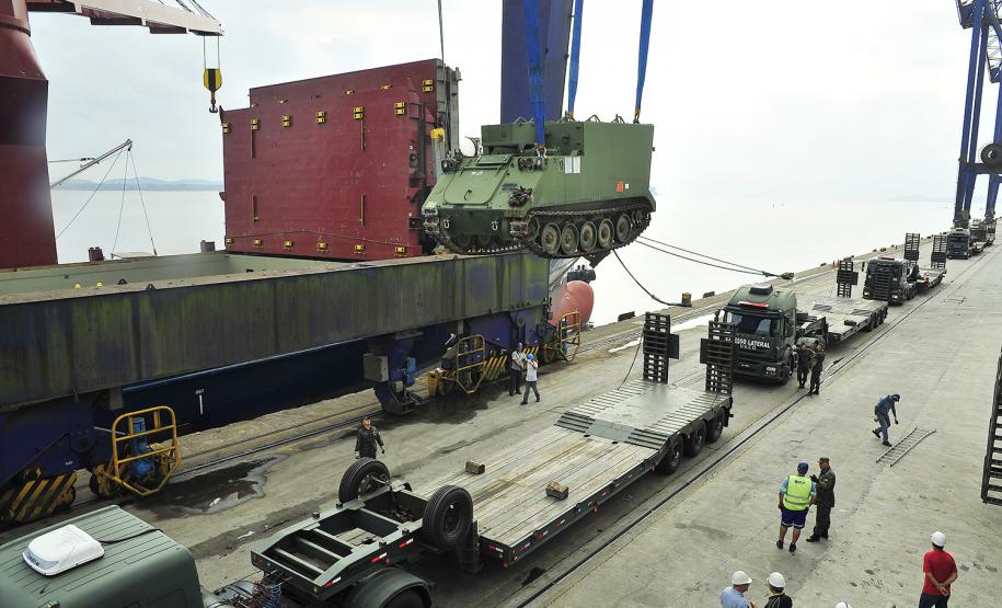 Exército Brasileiro importa 52 veículos blindados pelo Porto de Paranaguá