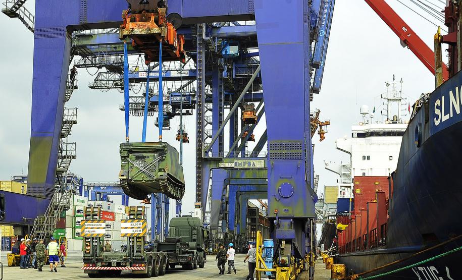 Exército Brasileiro importa 52 veículos blindados pelo Porto de Paranaguá