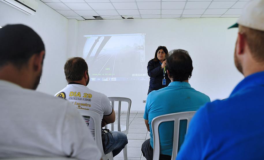 Appa orienta caminhoneiros sobre riscos ao volante na Semana Nacional de Trânsito
