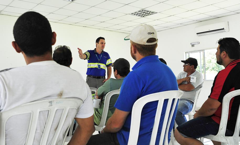 Appa orienta caminhoneiros sobre riscos ao volante na Semana Nacional de Trânsito