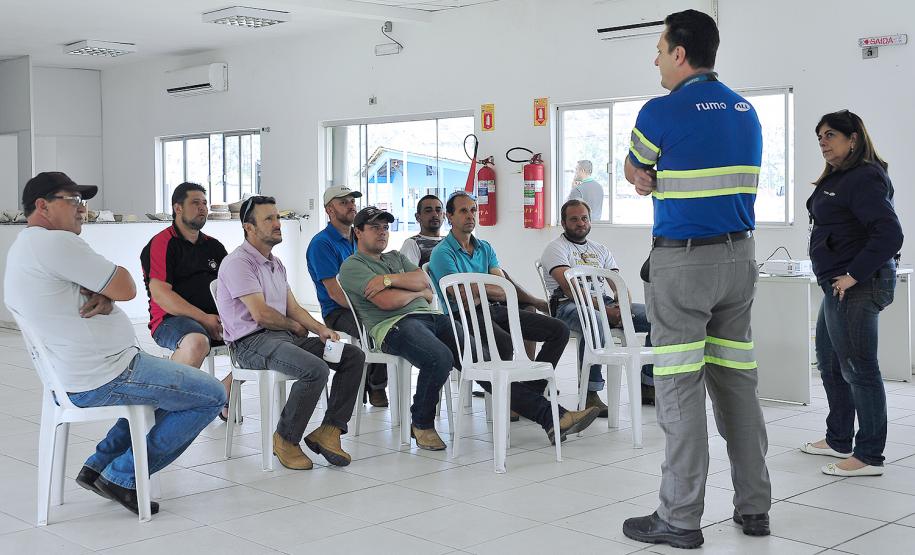Appa orienta caminhoneiros sobre riscos ao volante na Semana Nacional de Trânsito
