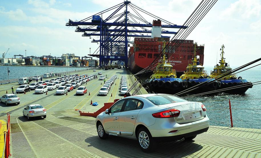 Porto de Paranaguá prevê aumento de 83% na movimentação de veículos