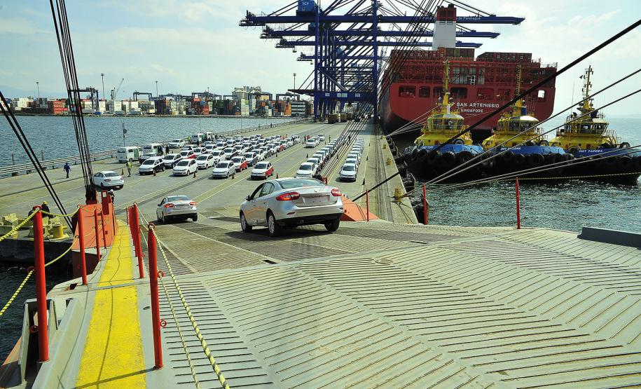 Porto de Paranaguá prevê aumento de 83% na movimentação de veículos