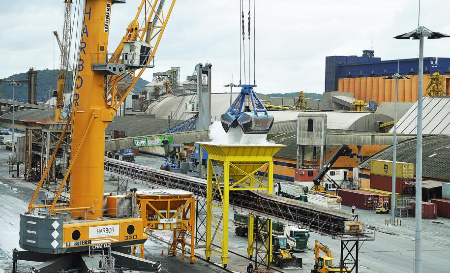 Movimentação de cargas no Porto de Antonina aumenta 94% em 2016