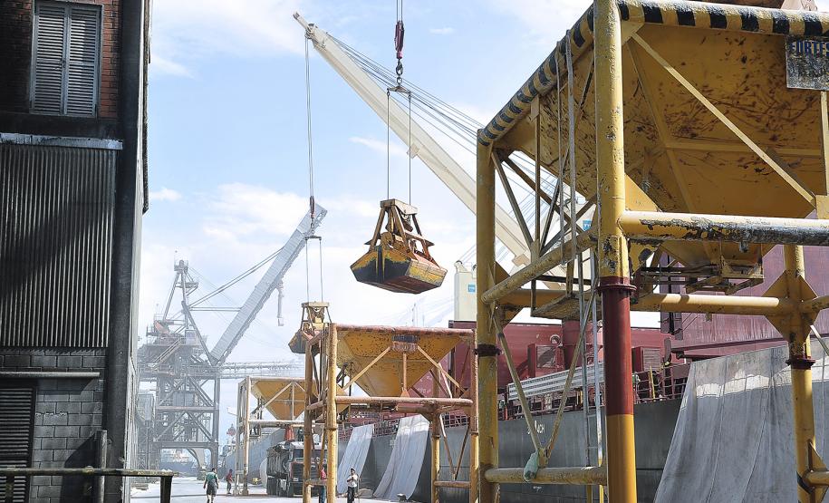 Sindiadubos destaca eficiência na importação de fertilizantes pelo Porto de Paranaguá