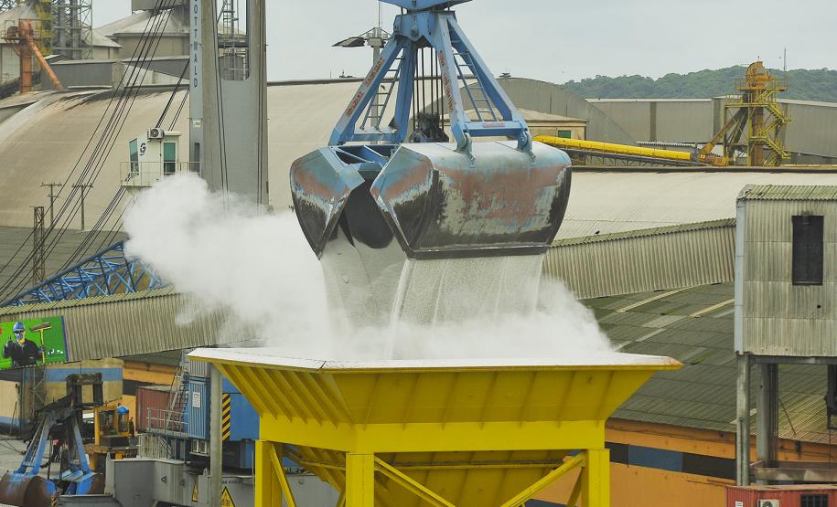 Sindiadubos destaca eficiência na importação de fertilizantes pelo Porto de Paranaguá