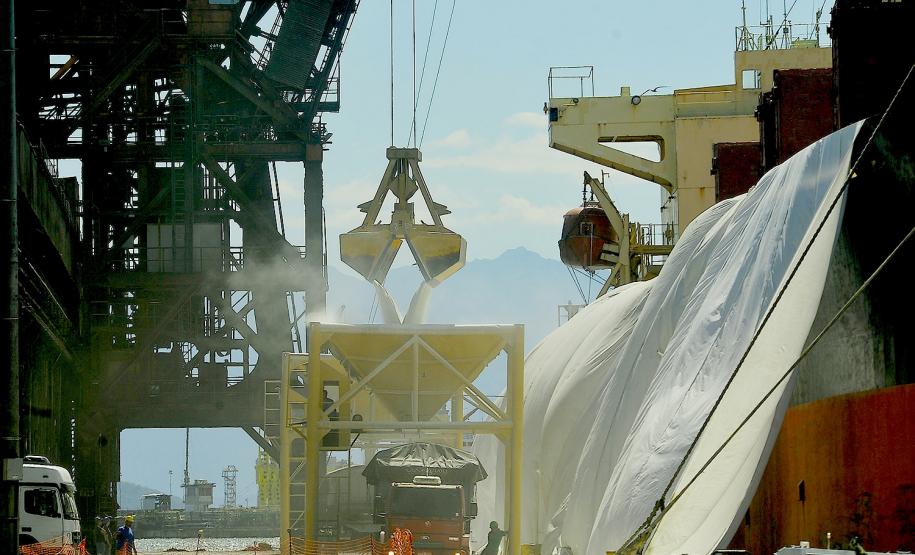 Sindiadubos destaca eficiência na importação de fertilizantes pelo Porto de Paranaguá
