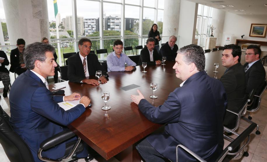 Governador assina contrato de arrendamento de R$20 milhões no Porto de Antonina