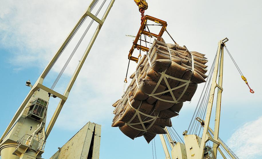 Movimentação de cargas em Antonina cresce 54% em 2016 Movimentação de cargas em Antonina cresce 54% em 2016