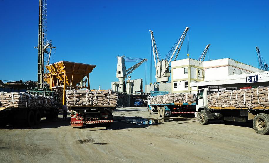 Movimentação de cargas em Antonina cresce 54% em 2016 Movimentação de cargas em Antonina cresce 54% em 2016