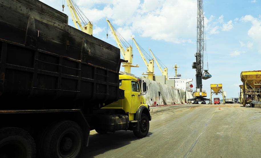 Movimentação de cargas em Antonina cresce 54% em 2016 Movimentação de cargas em Antonina cresce 54% em 2016