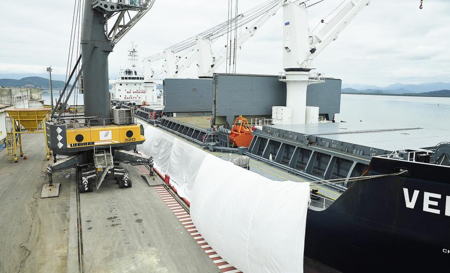 Movimentação de cargas em Antonina cresce 54% em 2016 Movimentação de cargas em Antonina cresce 54% em 2016