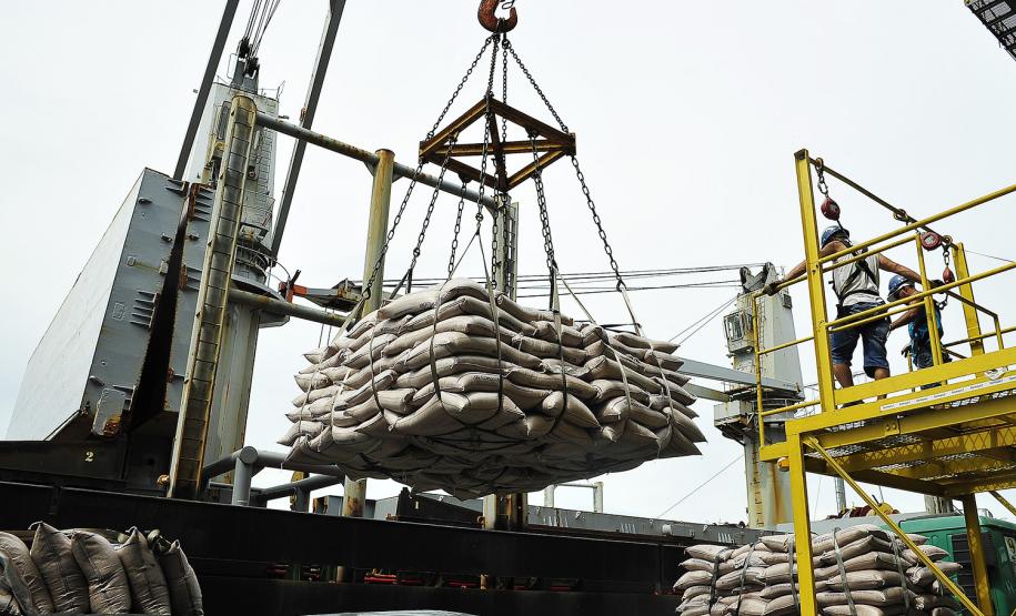 Porto de Paranaguá tem aumento na movimentação de cargas em 2016