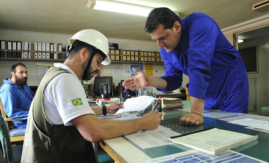 Porto de Paranaguá monitora a água de lastro de 80% dos navios