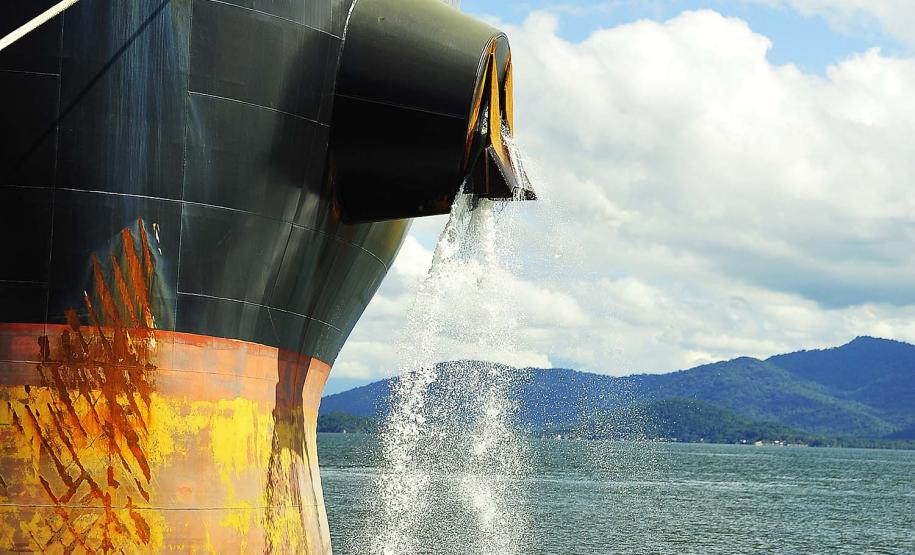 Porto de Paranaguá monitora a água de lastro de 80% dos navios