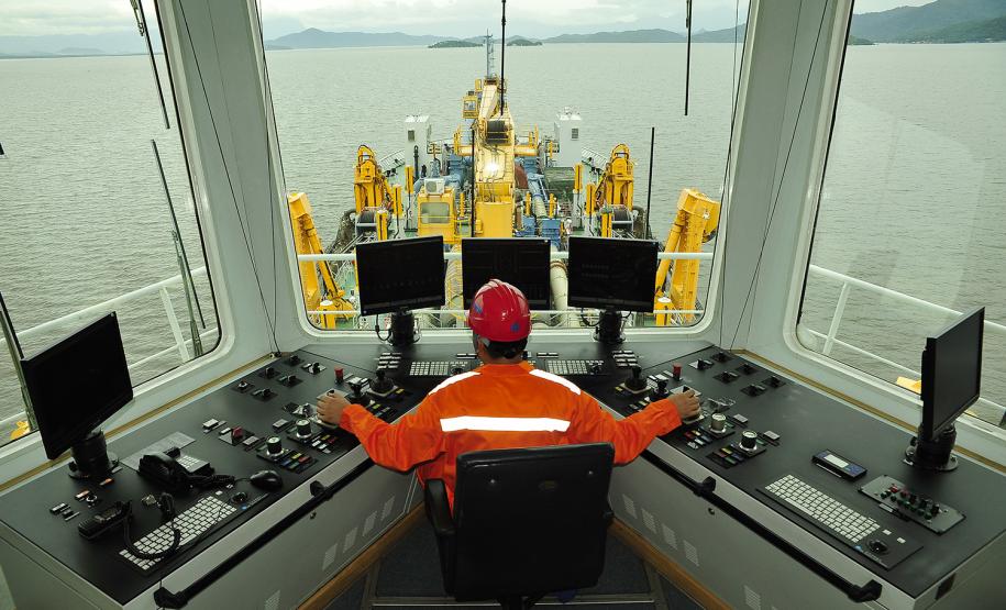 Ministro assina ordem de serviço para início da dragagem em Paranaguá