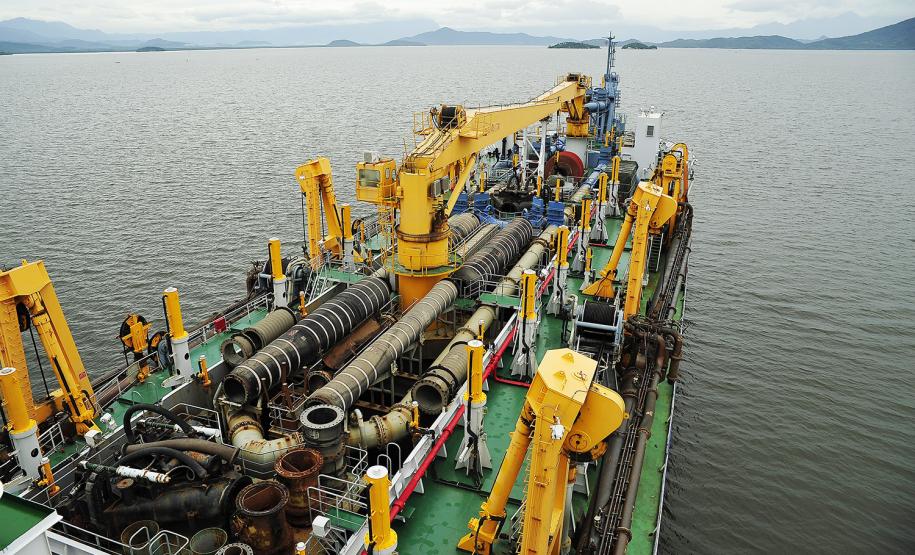 Ministro assina ordem de serviço para início da dragagem em Paranaguá