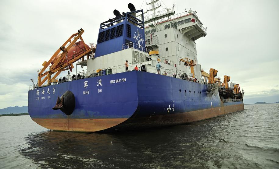 Ministro assina ordem de serviço para início da dragagem em Paranaguá