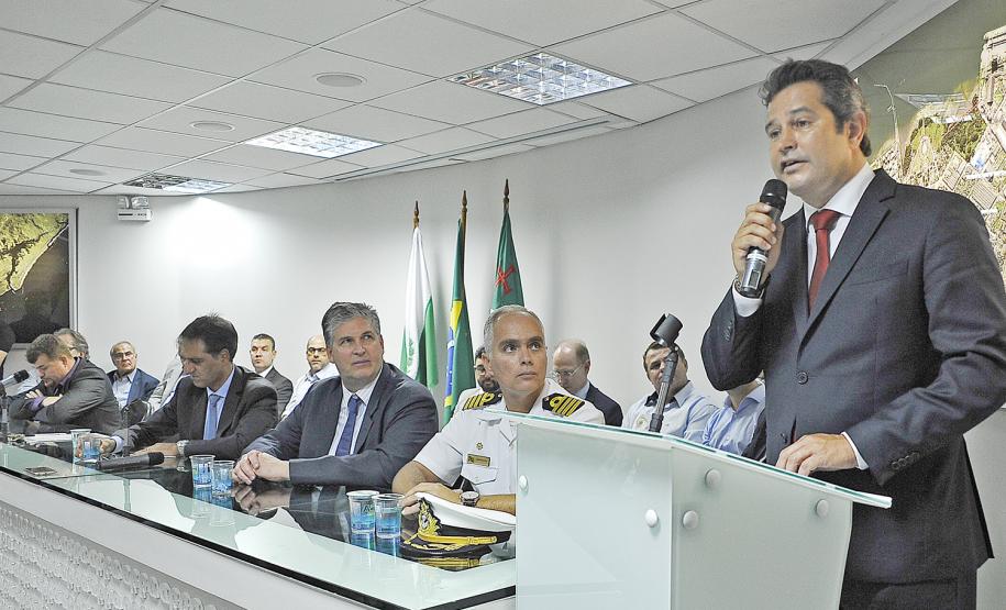 Ministro assina ordem de serviço para início da dragagem em Paranaguá