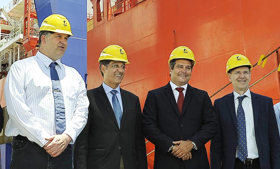 Ministro assina ordem de serviço para início da dragagem em Paranaguá