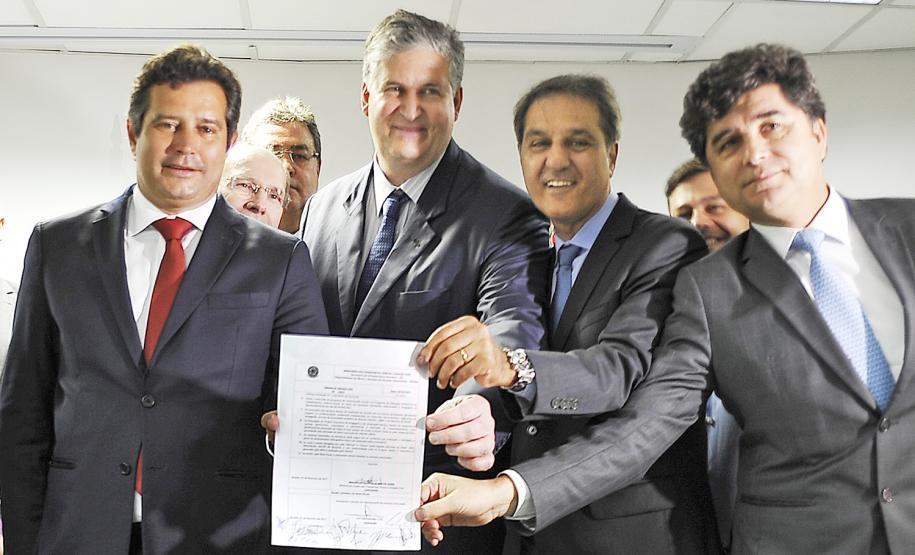 Ministro assina ordem de serviço para início da dragagem em Paranaguá