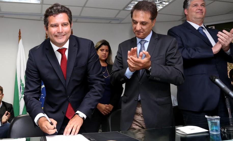 Ministro assina ordem de serviço para início da dragagem em Paranaguá