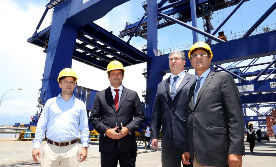 Ministro assina ordem de serviço para início da dragagem em Paranaguá