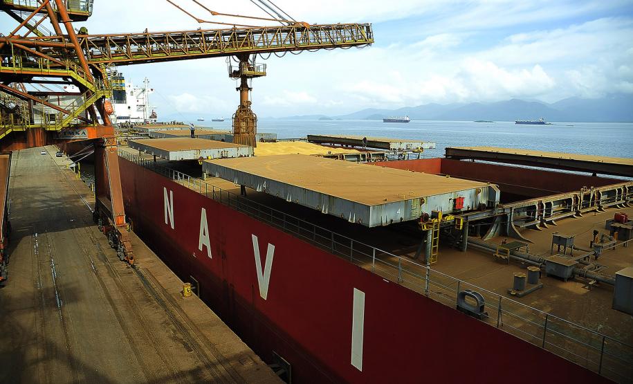 A safra de verão deste ano deve ser recorde e os primeiros sinais já começam a ser sentidos no Porto de Paranaguá. Com a demanda do mercado externo em alta, os embarques de soja pelo porto paranaense fecharam janeiro em alta de 15%. Foram 432 mil toneladas exportadas no primeiro mês de 2017 – 57 mil toneladas a mais do que no mesmo período do ano passado.