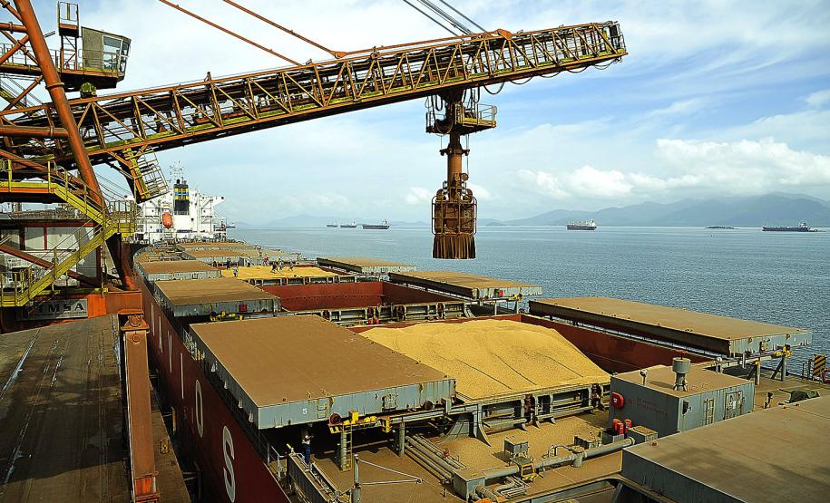 A safra de verão deste ano deve ser recorde e os primeiros sinais já começam a ser sentidos no Porto de Paranaguá. Com a demanda do mercado externo em alta, os embarques de soja pelo porto paranaense fecharam janeiro em alta de 15%. Foram 432 mil toneladas exportadas no primeiro mês de 2017 – 57 mil toneladas a mais do que no mesmo período do ano passado.