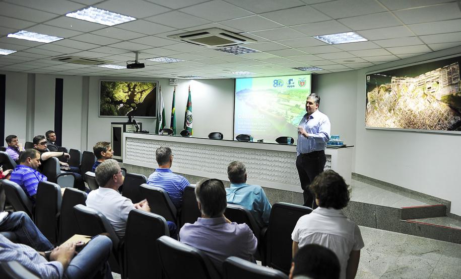 O Porto de Paranaguá recebeu nesta terça-feira (21), uma comitiva formada por 20 presidentes de cooperativas agrícolas dos Estados Unidos e produtores americanos associados a Central Farm – uma das maiores cooperativas agrícolas do mundo.